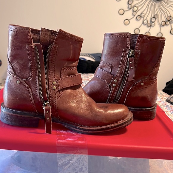 Ugg Moto boots - Picture 1 of 5